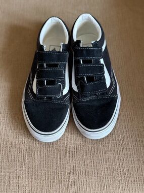 Vans Black and White Youth Velcro Skate Sneakers Size: 8 Women/ 6 1/2 Men